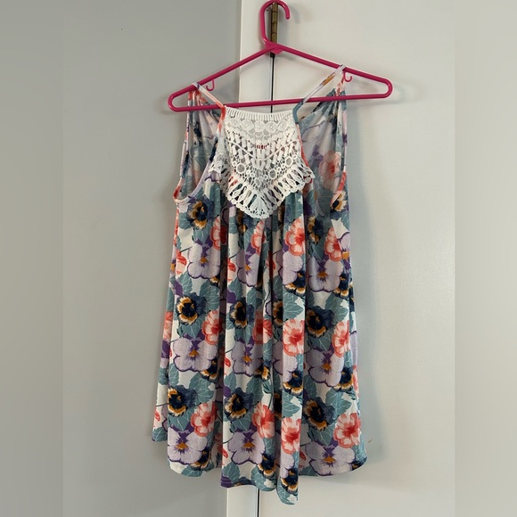 AndtheWhy Tops - Andthewhy sleeveless flowy tunic scalloping on front great condition S floral